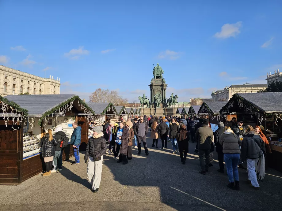 Різдвяний ярмарок на площі Марії-Терезії