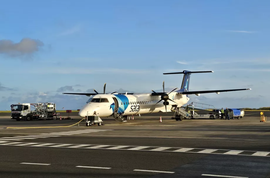 Dash 8 q-400 в аеропорту Понта-Делгада