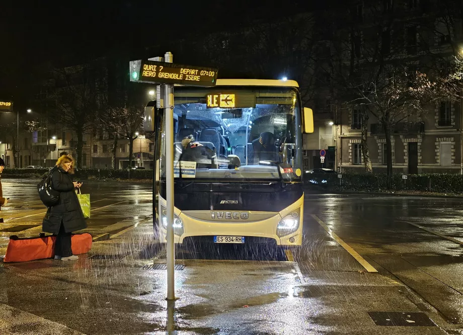 Автобусна зупинка в аеропорту, Гренобль