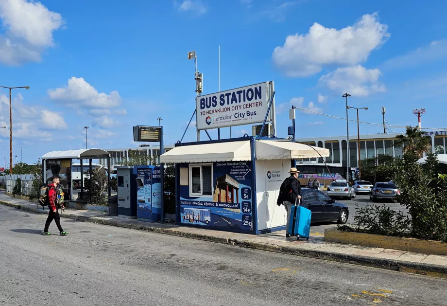 Автобусна зупинка в напрямку центру, аеропорт Іракліона