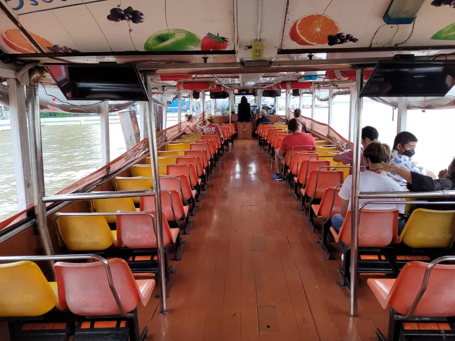 Інтер'єр човна Chao Phraya Express