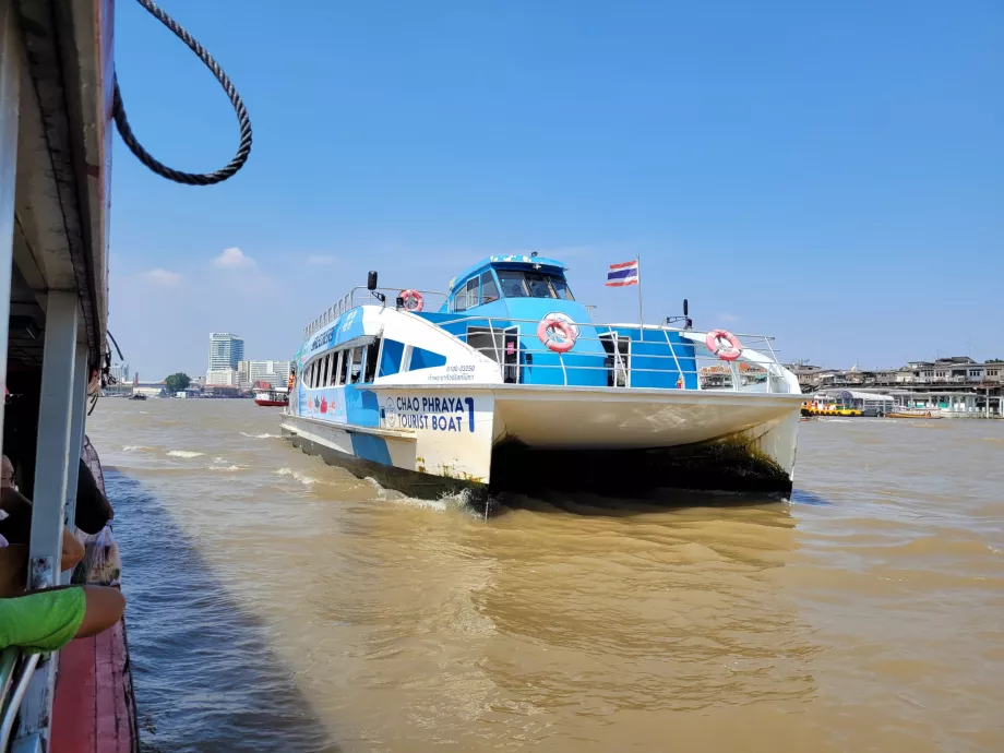 Туристичний човен Chao Phraya