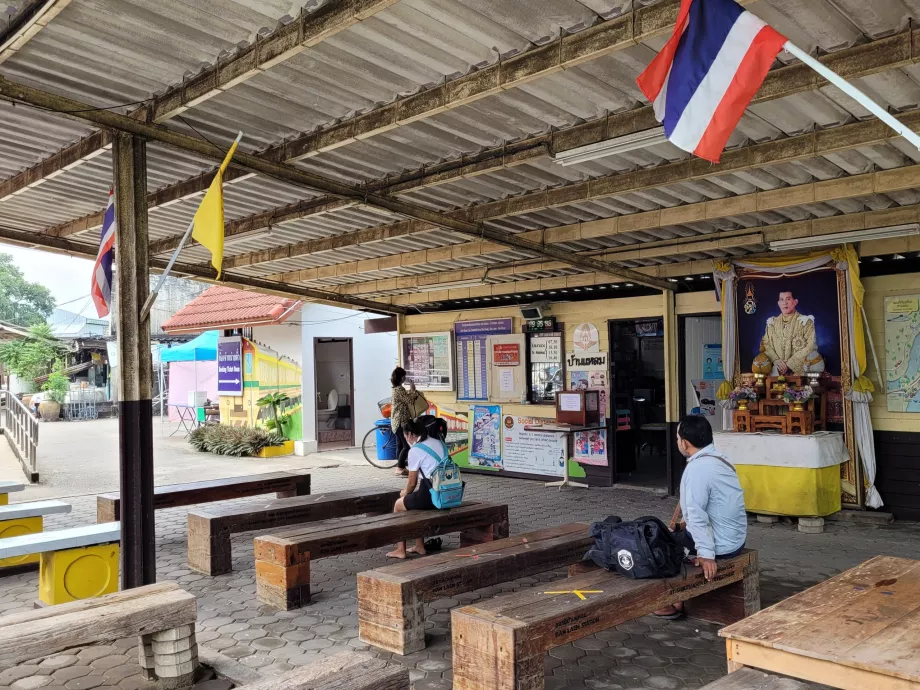 Ban Laem Station - ticket office and waiting room