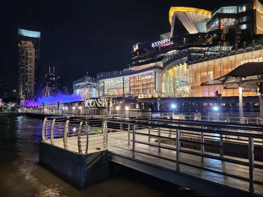 Фонтан в Iconsiam