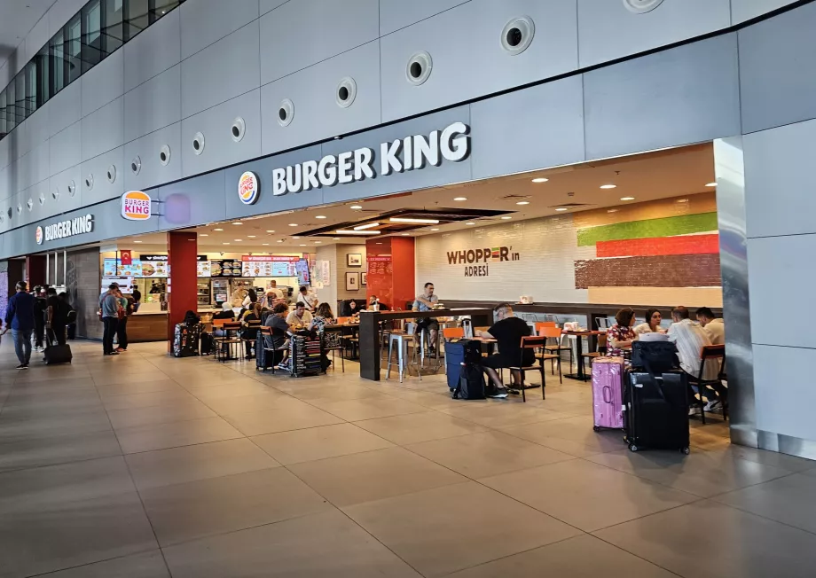 Buger King в залі прильоту, громадська зона