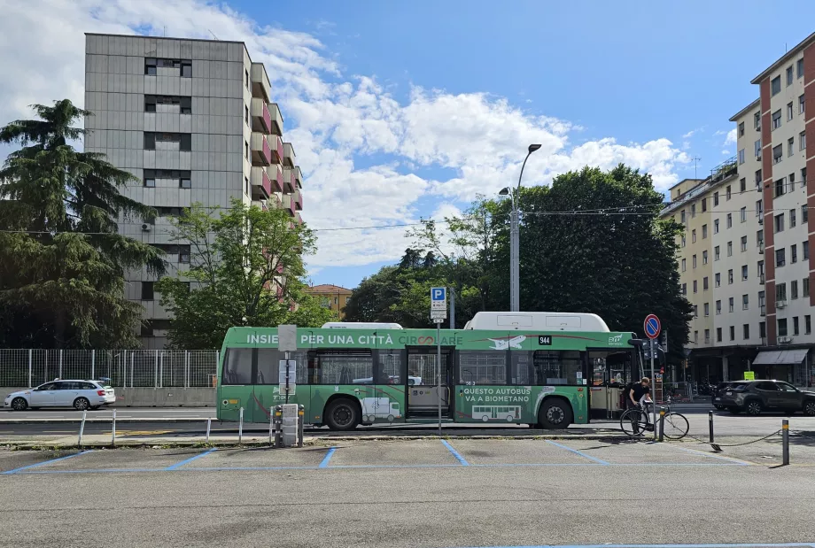 Автобусна зупинка 944, Ospedale Maggiore