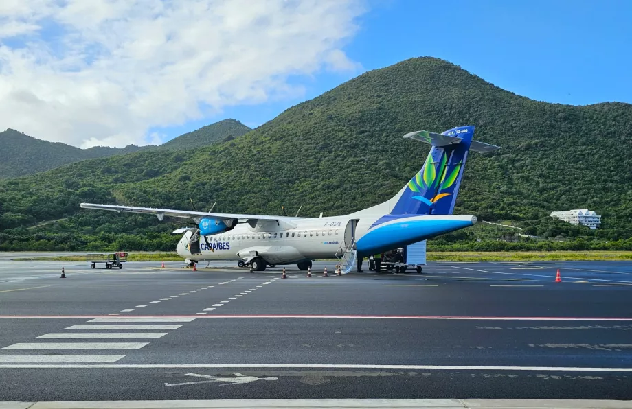 Літак ATR72 в аеропорту Saint Martin SFG