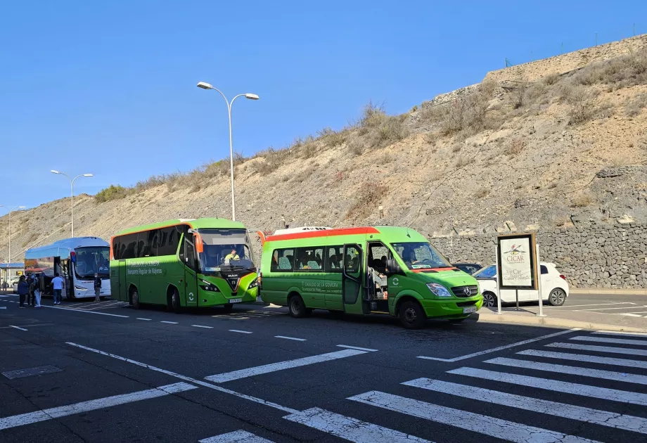 Зупинки громадського транспорту перед терміналом