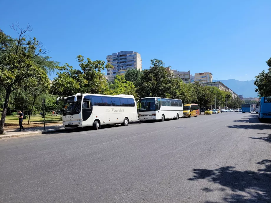 Автобуси до аеропорту на східній стороні площі