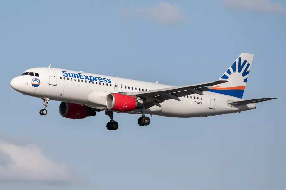 Літак SunExpress LY-NVR