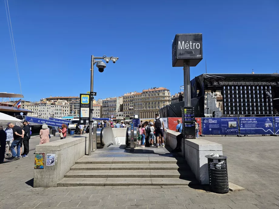 Вхід до станції метро