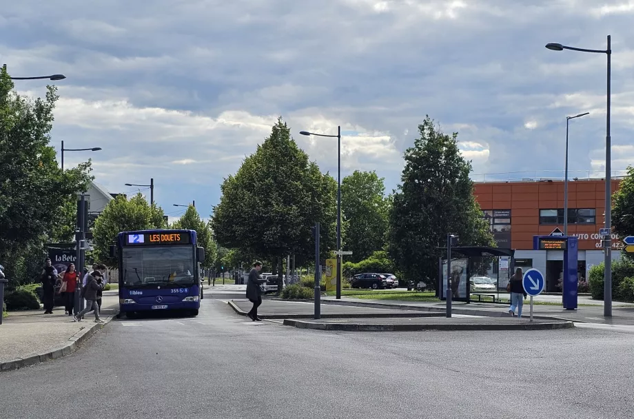 Автобусна лінія 2, зупинка в напрямку центру праворуч