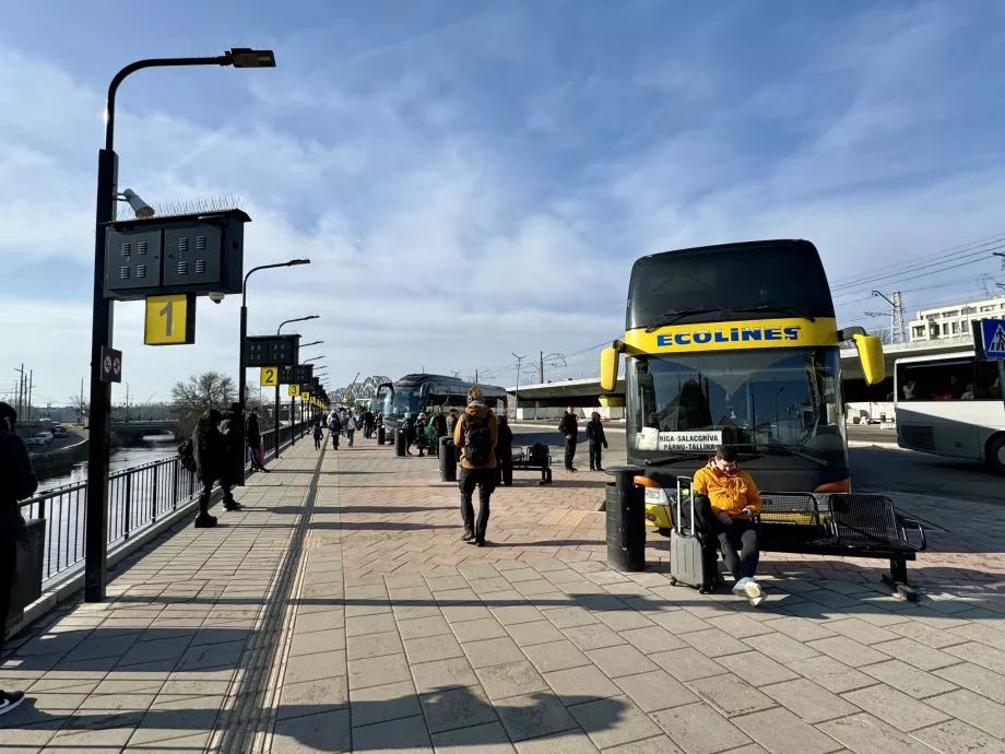 Автобус зупиняється на Ризькому залізничному вокзалі