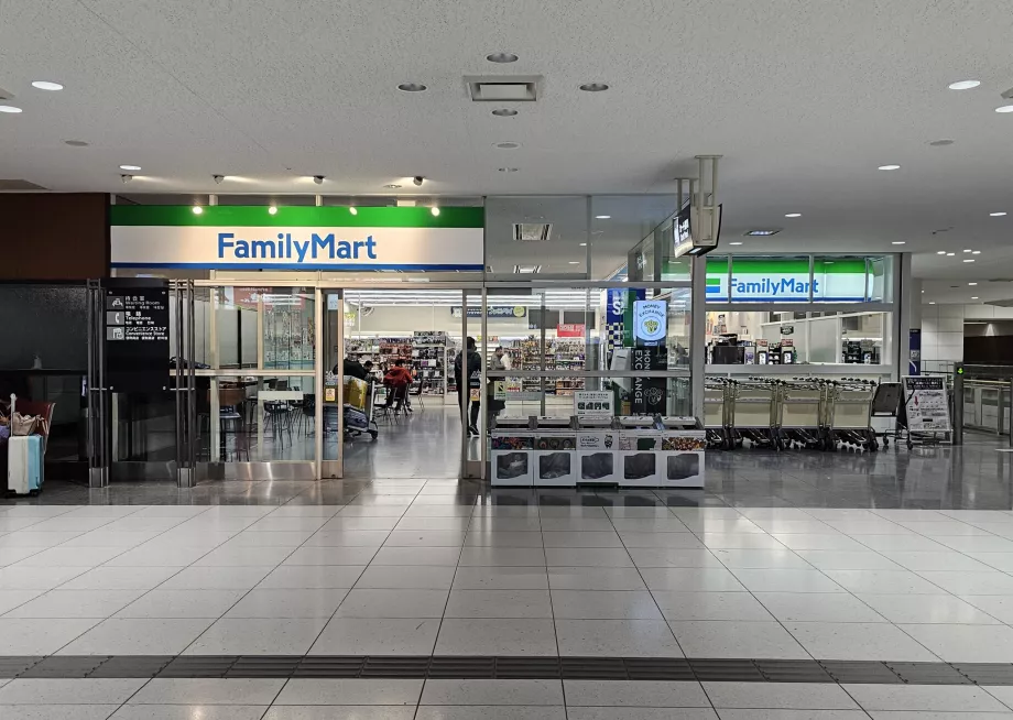 Family Mart біля залізничної платформи