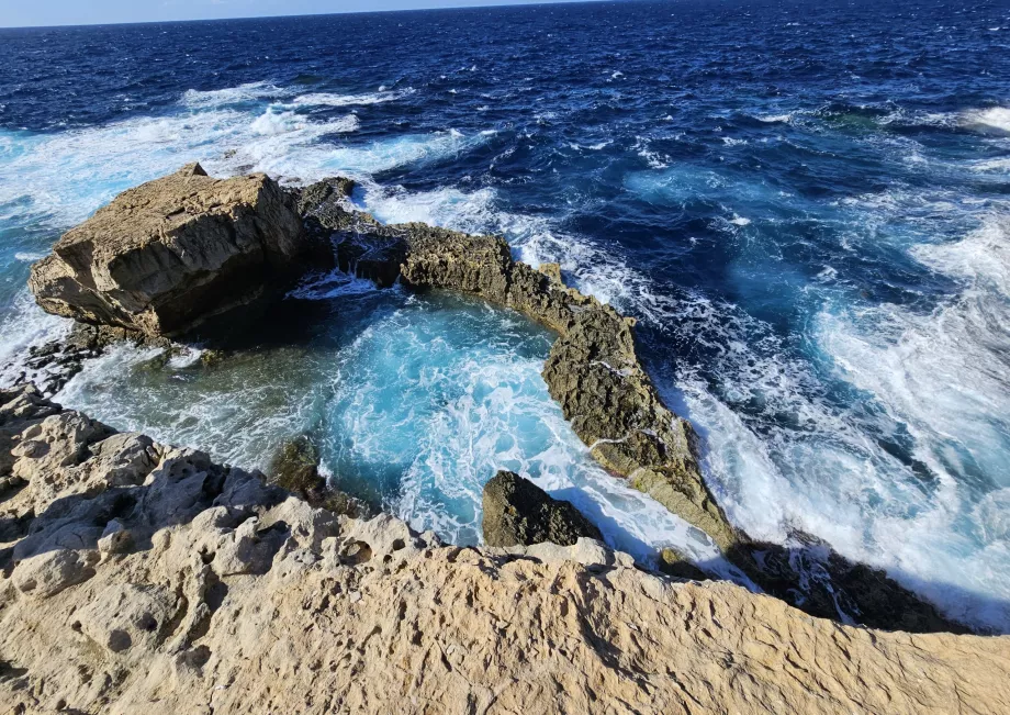 Блакитна діра в бурхливому морі