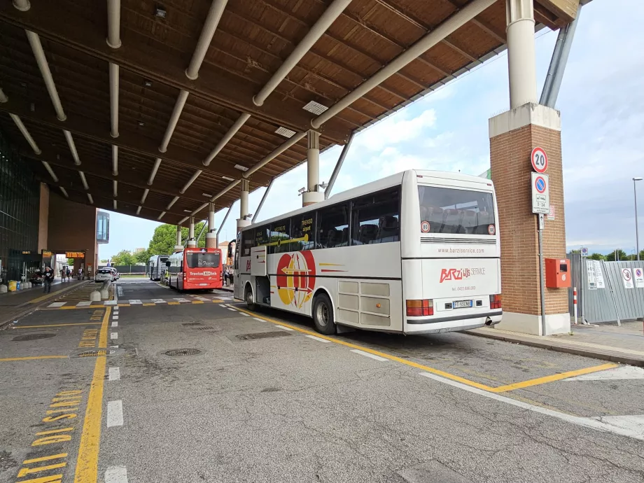 Автобуси до Венеції, Местре та Тревізо AirLink (червоний посередині)